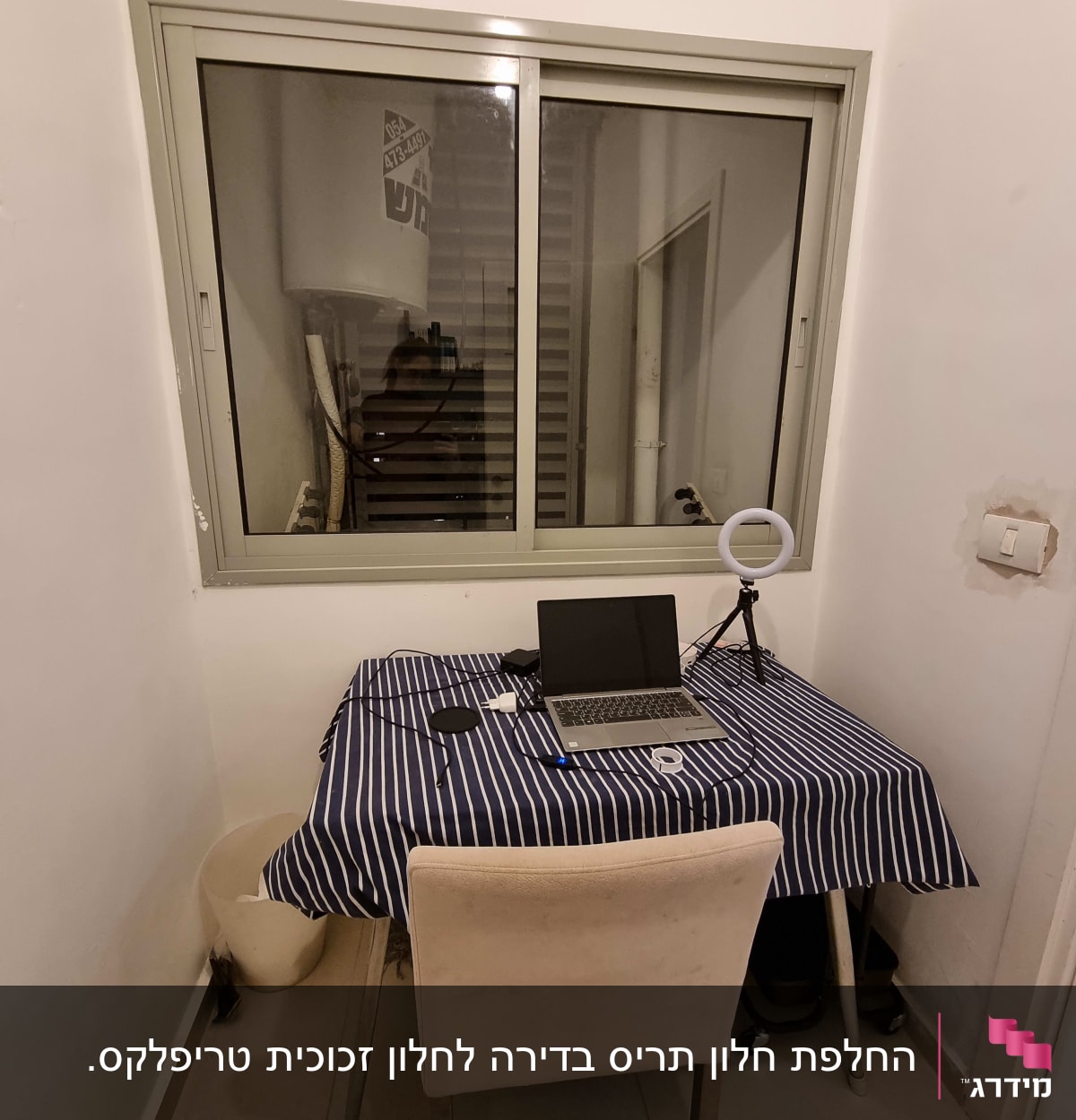 חלון אלומיניום עם מסגרת אפורה